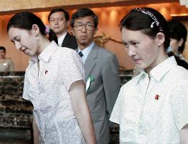 (1)Soga's two daughters take off N. Korean badge