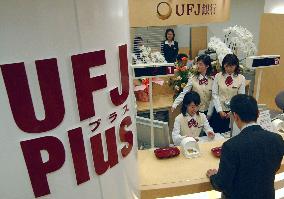 UFJ Bank opens staffed branch operating on holidays