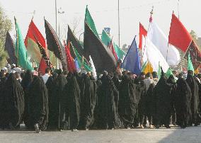(1)Iraqi Shiites oppose CPA campaign to expand women's rights