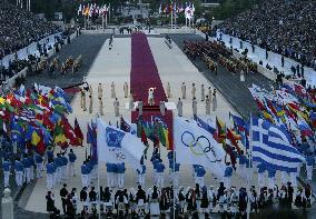 (2)Olympic flame arrives in Athens