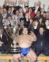 Kotoshogiku becomes Japan's 1st champion in decade at New Year sumo