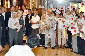 Japan emperor meets Japanese Filipinos in Manila