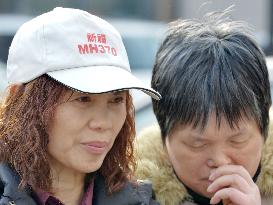 People seek resumption of search for MH370