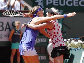 Mattek-Sands, Safarova win French Open women's doubles