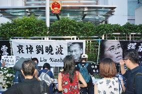 H.K. people mourn dissident Liu