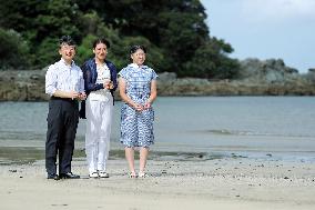 Japanese Crown Prince, family visit Shizuoka