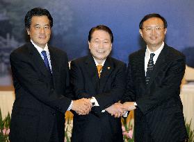 Japan, China, S. Korea discuss handling of ship sinking