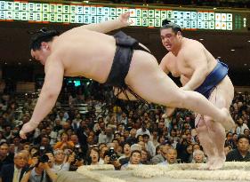 Asashoryu, Tochi fall on 2nd day at summer sumo