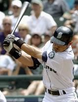 Mariners' Ichiro goes 4-for-5 against Red Sox