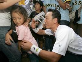 (6)Baseball fans gather at autograph sessions