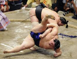 Ama beats Goeido at autumn sumo tournament