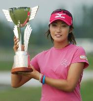 Iijima edges Yokomine in playoff to win Golf 5 Ladies