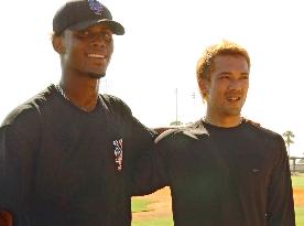 (2)Mets' Matsui practices with Reyes