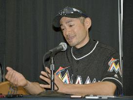 Ichiro gets 4,257th career hit, surpassing Rose's total