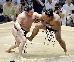 Yokozuna Hakuho wins on 8th day of Nagoya sumo
