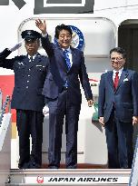 Abe leaves for Russia to hold talks with Putin
