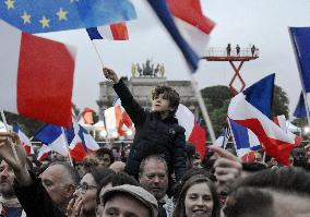 Pro-EU Macron beats far-right Le Pen in French presidential election