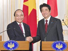 Japanese, Vietnamese prime ministers hold talks in Tokyo