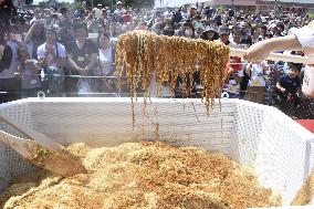 World's largest tasting of "yakisoba" noodles