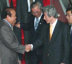 (2)Koizumi arrives in Jakarta, focus on China, U.N. reform