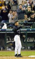 (2)Ichiro gets 2,000th career hit