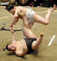 Asashoryu loses to Harumafuji at summer sumo