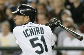 Ichiro stretches streak in another multihit day