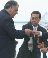 (2)Runners relay Olympic torch in Tokyo