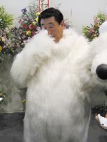 Mayor stands in as Canadian polar bear at aquarium opening