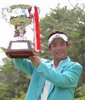Hiratsuka hangs on to win Woodone Open