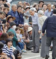 Emperor, empress visit quake-hit Kumamoto