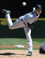 Mariners' Iwakuma takes loss against ex-teammate Yankees' Tanaka