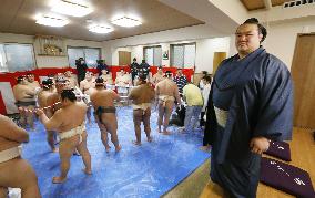 Sumo wrestlers prepare new rope for new yokozuna Kisenosato