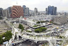 Seoul turns decrepit elevated highway into promenade