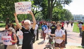 Trump to end Obama program protecting young immigrants