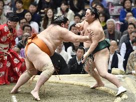Sumo: Kakuryu, Kaisei remain in command on Day 8 of Spring tourney