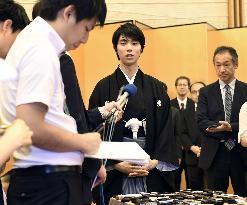 Hanyu receives national honor award