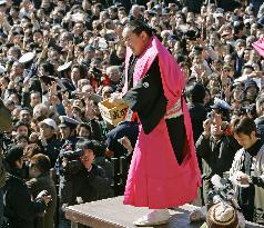 Asashoryu joins 'setsubun' event at Shinshoji Temple