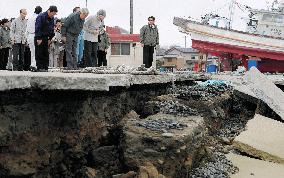 Emperor visits quake-hit Ibaraki Pref.