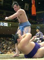 Kotooshu edges closer to 1st title at Autumn sumo