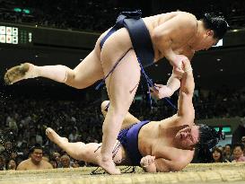 Hakuho still in driver's seat with 1 day left at autumn sumo