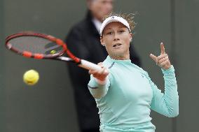 Stosur advances to French Open quarterfinals