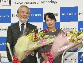 Novel laureate Ohsumi, wife at press conference