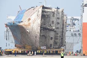 Ill-fated ferry discharged on S. Korean port
