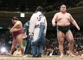 Goeido moves 2 wins clear of field at Autumn sumo
