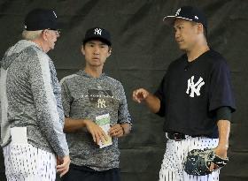 Baseball: Yankees' Tanaka at spring training