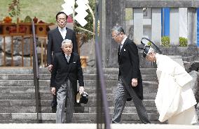 Emperor Akihito visits father's tomb