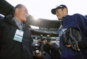 Ichiro ties Harimoto's record for most career hits