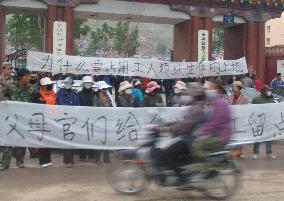 Land seizure demo in quake-hit Qinghai Province