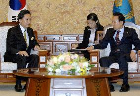 DPJ leader Hotoyama talks with S. Korean President Lee